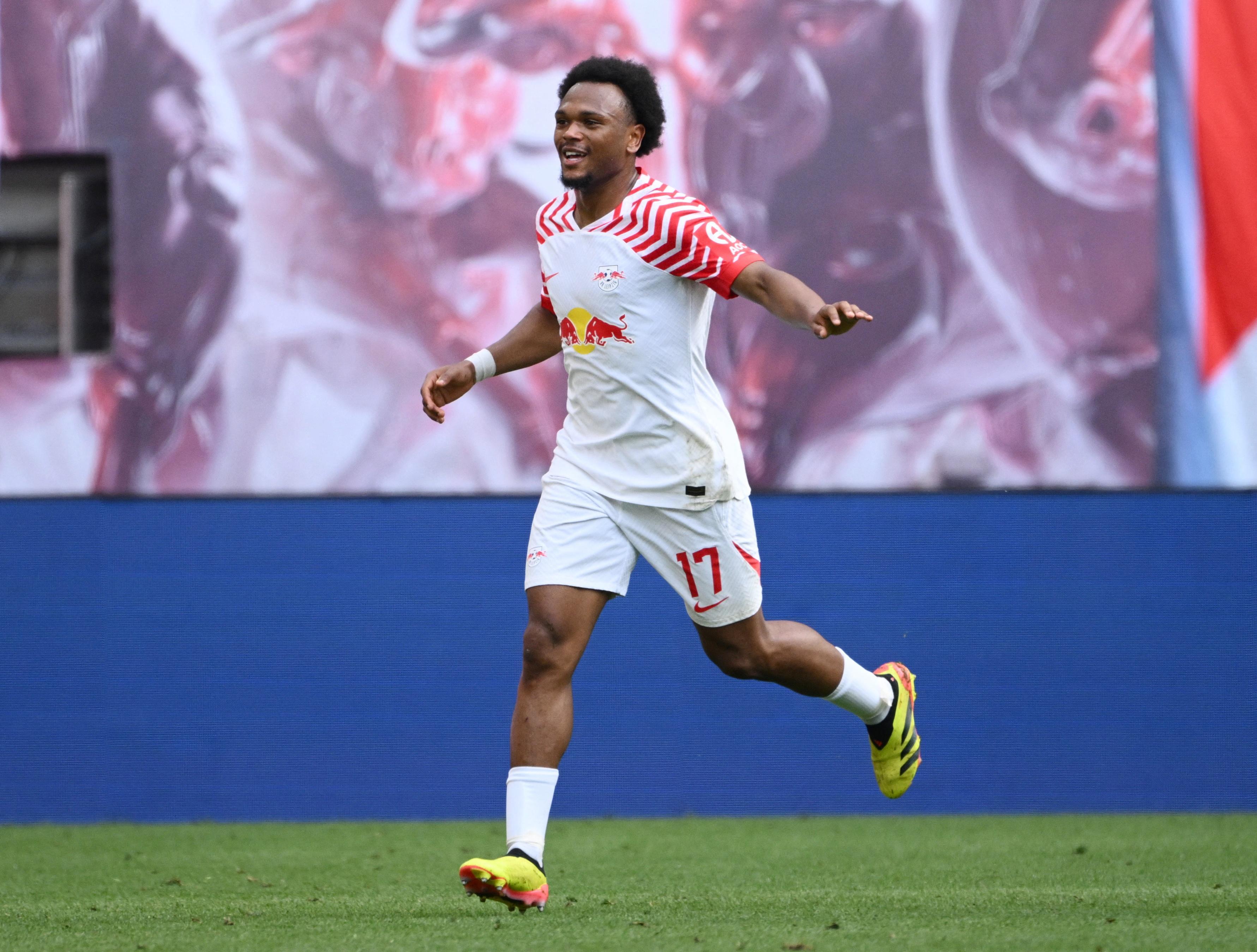 记者：拜仁考虑租借莱比锡前锋奥蓬达，孔帕尼很欣赏他